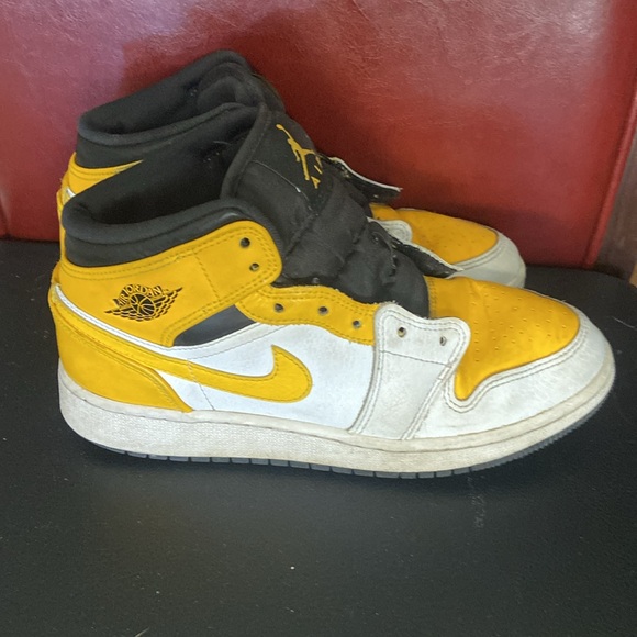Nike Air Jordan - cool yellow and black scheme. Sole is worn. - Picture 2 of 6